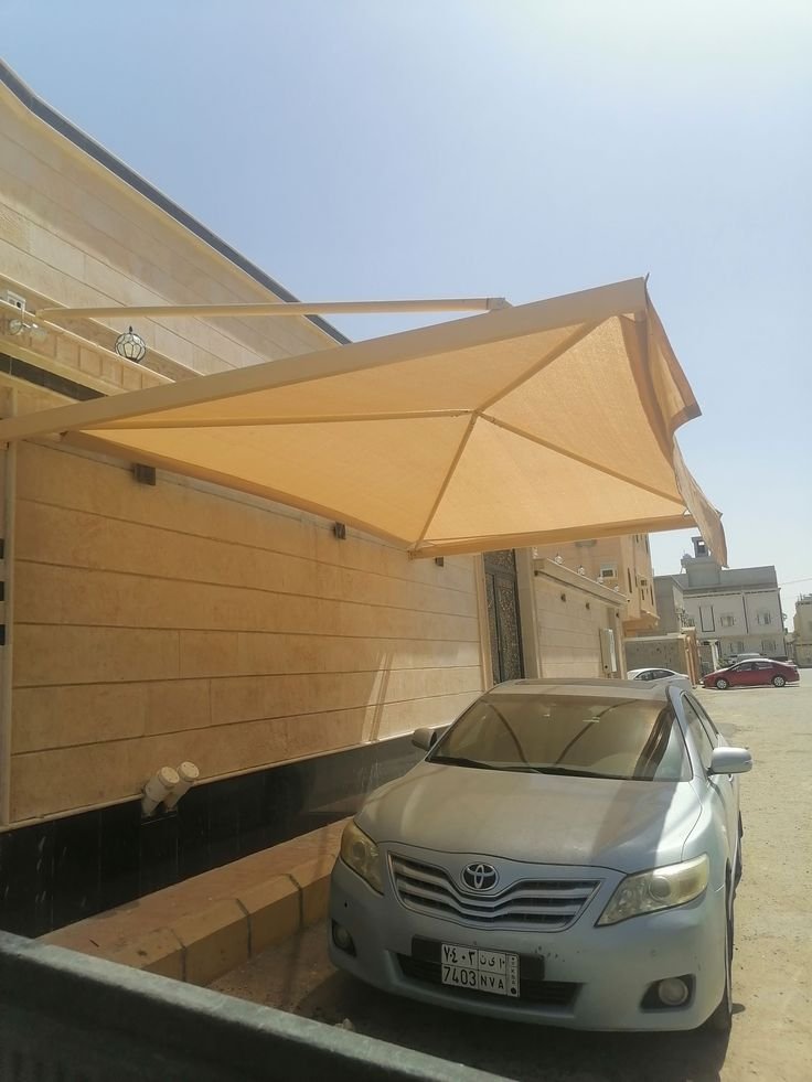 مظلات سيارات لحماية المركبات من أشعة الشمس والغبار.