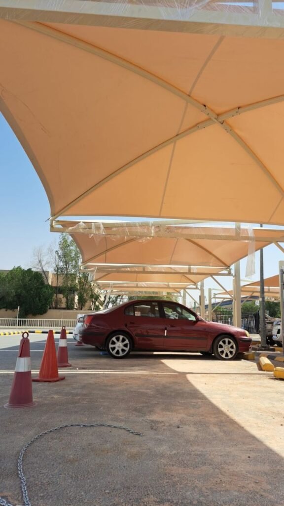 مظلات مواقف سيارات متعددة المساحات في الرياض.