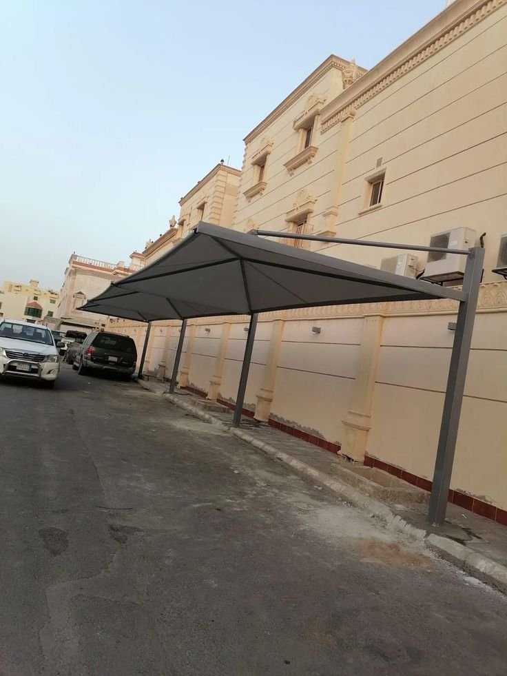 مظلات سيارات خارجية لحماية المركبات من الشمس في الرياض.